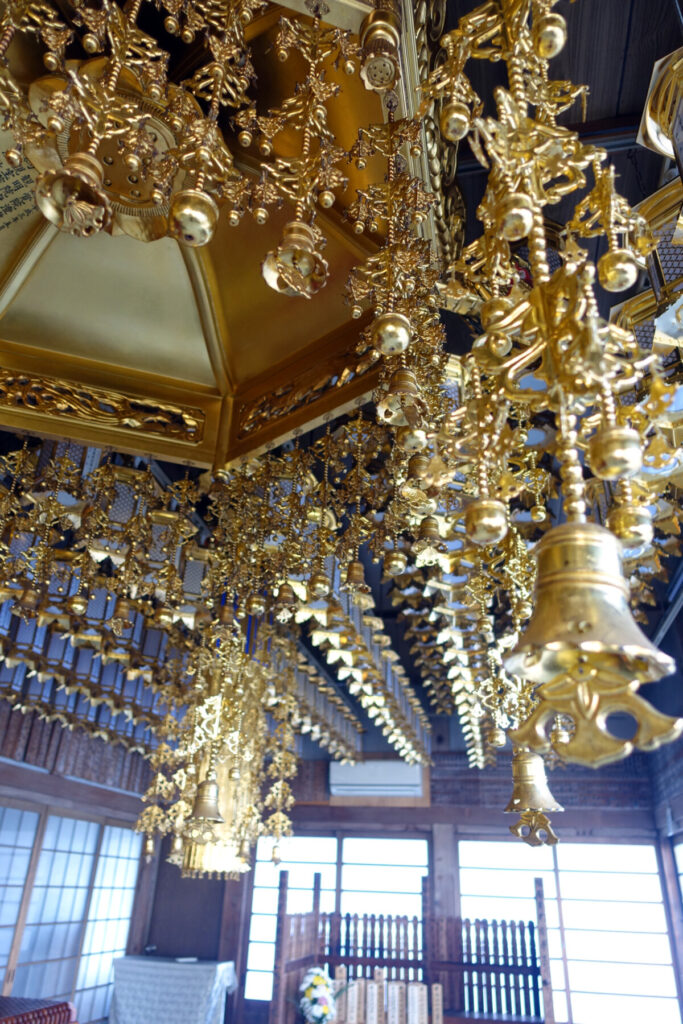 菅田町持寶院の本堂
